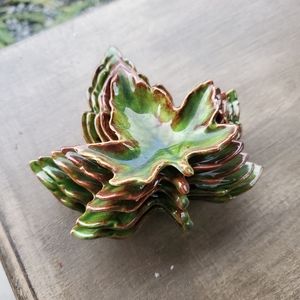 Set of leaf dishes